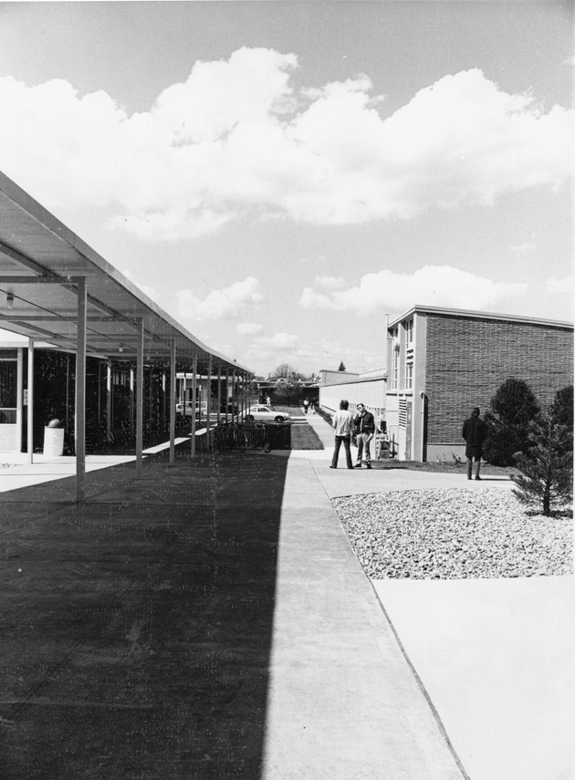 Walkway between General Classroom building and Kemp Hall