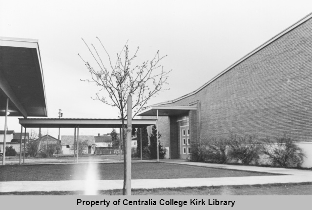 Kemp Hall and Ehret Hall Walkway